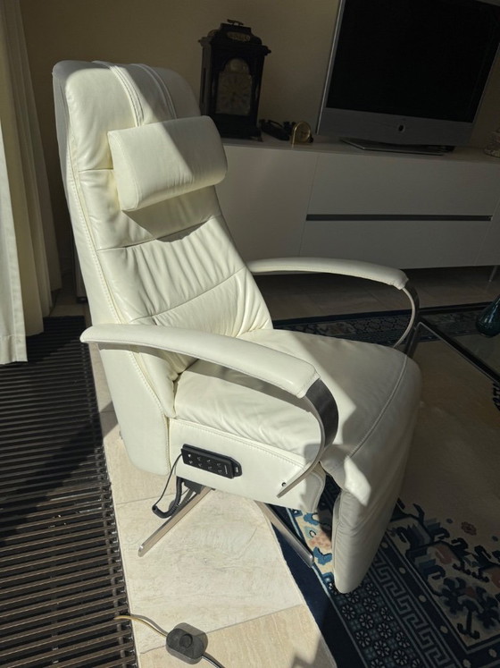 Image 1 of Prominenter elektrischer Aufstehsessel, weiß, Lee