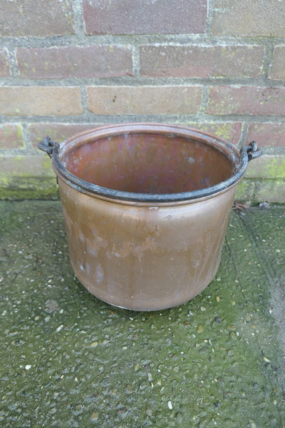 Vintage Copper Kettle with Iron Handle – Decorative Objects (photo 2 of 11)