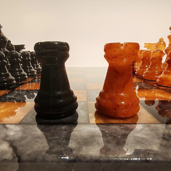 Image 1 of Jeu d'échecs de luxe vintage des années 1970 en véritable albâtre de Volterra sculpté à la main - Noir et agate (brun) - Fabriqu