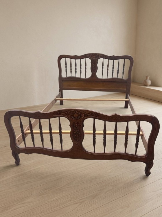 Image 1 of Vintage houten bedframe met houtsnijwerk, sierlijk hoofd- en voetbord, eerste helft 20e eeuw