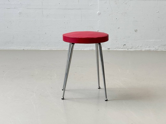 Image 1 of Tabouret vintage avec revêtement rouge et structure chromée, années 1960