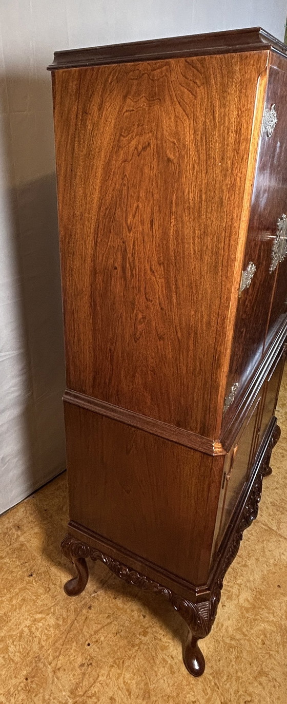 Image 1 of Mid-20th Century Burr Walnut Drinks Cabinet - Art Deco Eleganz trifft Queen Anne Charme