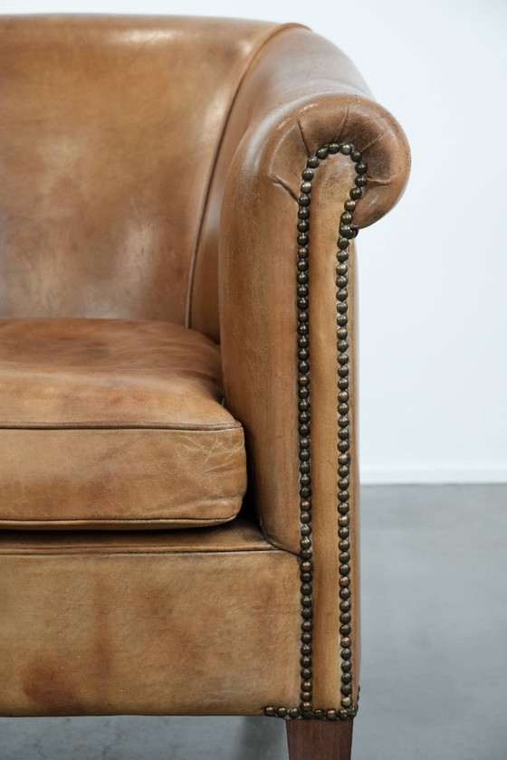 Image 1 of Fauteuil club en peau de mouton aux magnifiques teintes cognac clair