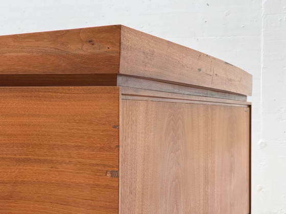 Image 1 of Elegante escritorio de mediados de siglo en nogal, década de 1960.