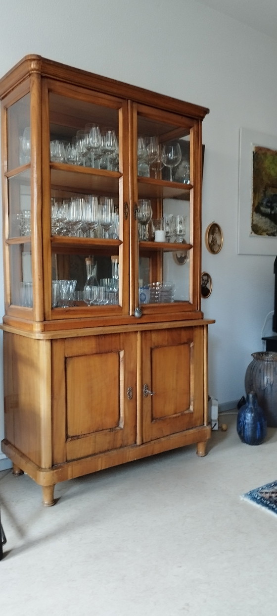 Biedermeier Display Cabinet and Chairs with Small Table – Glass, Textile (photo 4 of 5)