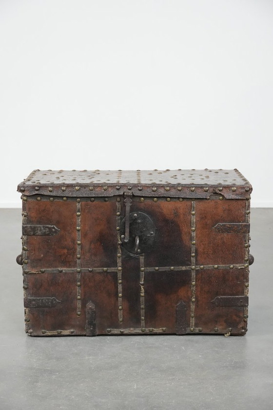 Image 1 of Cofre/caja fuerte antiguo forrado en cuero con llave original y una excelente pátina del siglo XVII.