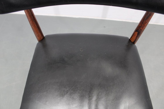 Image 1 of    	 1960er Satz von sechs hölzernen Esszimmerstühlen mit schwarzem Kunstlederbezug, Dänemark