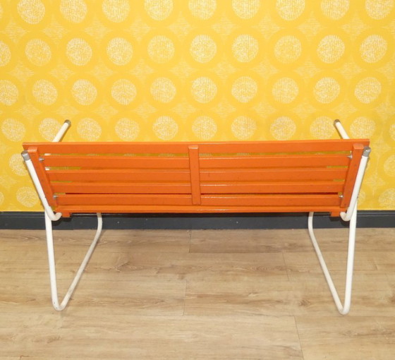 Image 1 of Vintage jaren 60 bankje originele tuinbank oranje tuin veranda café interieur bank metaal hout retro midden eeuw