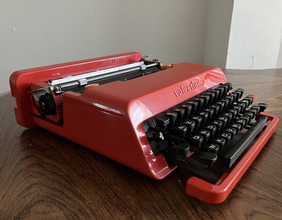 Olivetti Valentine Typewriter – Decorative Objects, Metal, Plastic (photo 2 of 11)