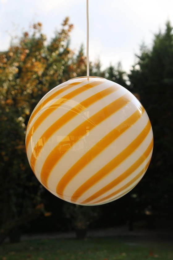Image 1 of Lámpara colgante de cristal italiano con rayas gráficas – Objeto de diseño, 40 cm