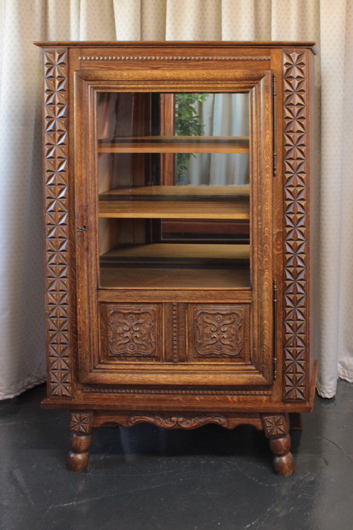 Display cabinet with mirrored back panel