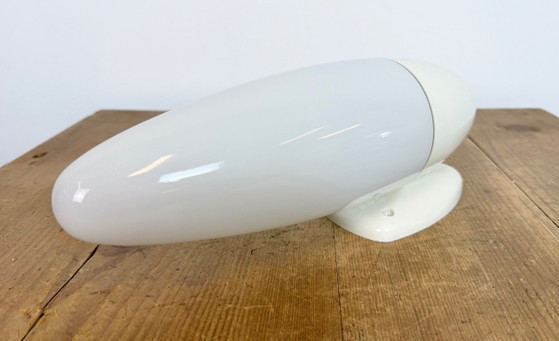 Image 1 of Industriële witte bakelieten wandlamp met melkglas, jaren 1950