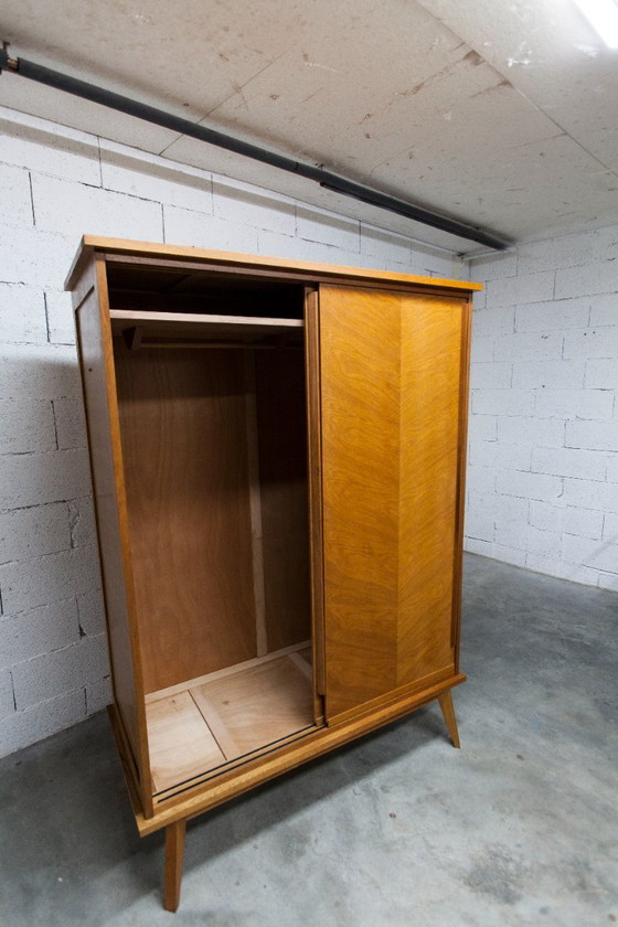 Image 1 of Kledingkast uit de jaren 50 met kompasvormige poten, schuifdeuren en een nieuw bovenblad.