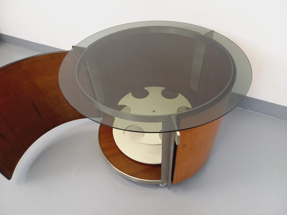 Image 1 of Tavolino da caffè rotondo vintage italiano con barra girevole su ruote di Eugenio Gerli per Tecno, in teak curvato