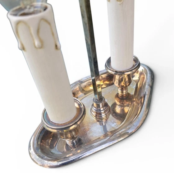 Vernickelte Bouillotte-Lampe mit 2 Kerzenhaltern und rotem Zinnschirm / Mid-Century – Tischlampen (photo 9 of 9)