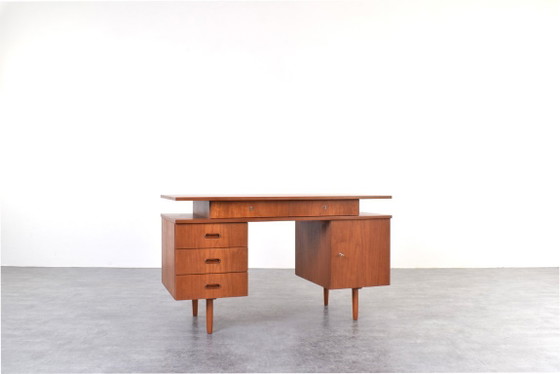 Escritorio de teca de mediados de siglo, década de 1960. – Wood (photo 3 of 18)