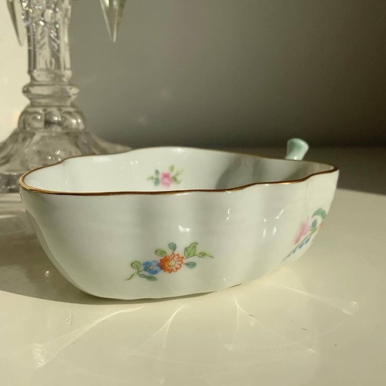 Image 1 of Coppia di antichi piatti giapponesi in porcellana Kutani a forma di foglia – Era Meiji/Taisho – Dipinti a mano e dorati