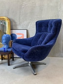 Poltrona girevole vintage a forma di uovo