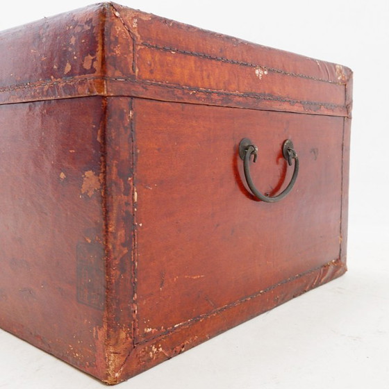 Image 1 of  Malle chinoise en cuir laqué rouge du début du XXe siècle