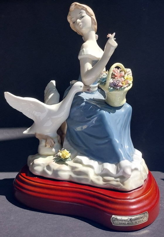 Image 1 of Large porcelain figurine: Lady with a goose and basket of flowers