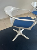 Table de salle à manger Tulip avec cinq chaises et buffet - Société Lübke