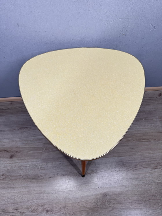 Image 1 of Tavolino vintage – piano in formica – treppiede – stile anni '50