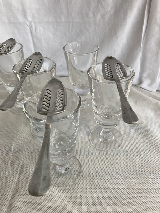 8 verres à absinthe ancien et 6 cuillères 