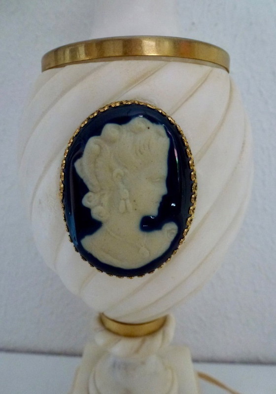 Image 1 of Antieke Franse tafellamp met Cameo is vervaardigd uit onyx.