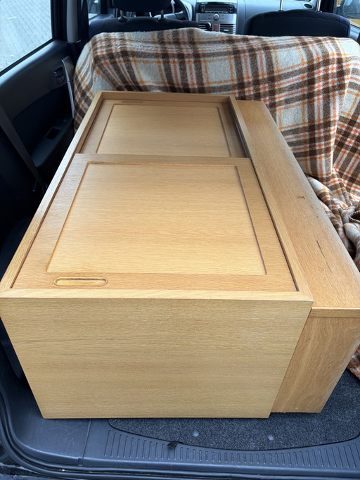 Vitrina vintage de diseño danés de madera, vidrio y puertas correderas.