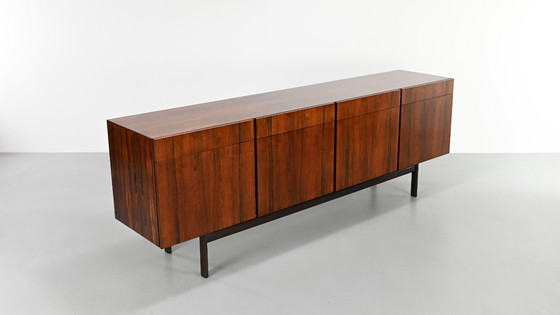 Image 1 of Ib Kofod-Larsen, Rozenhout Credenza. Denemarken, ca.1960