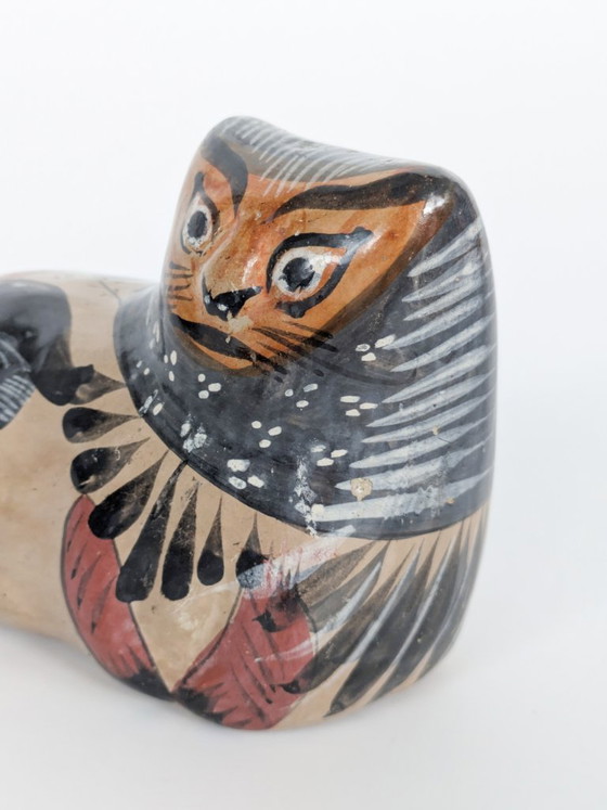 Statuetta vintage di gatto in ceramica Tonalá, Messico, dipinta a mano, arte popolare nei colori ocra e nero. (photo 9 of 15)