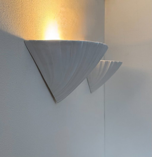 Een paar vintage wandlampen in de vorm van schelpen, mat wit gips, Frankrijk, 1970