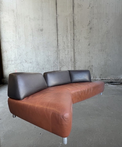 Cognac leren Leolux Archipel bank, postmodern ontwerp, Hugo de Ruiter
