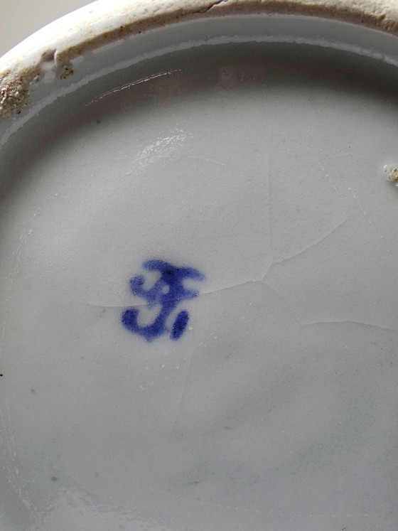 Image 1 of Portacepillos de porcelana celadón calada, estilo Joseon coreano, siglo XX.