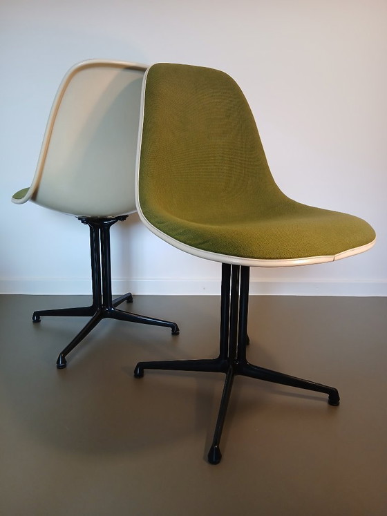 2 Eames Fiberglass Side Chairs With La Fonda Base – Charles & Ray Eames, Metal, Textile (photo 3 of 6)
