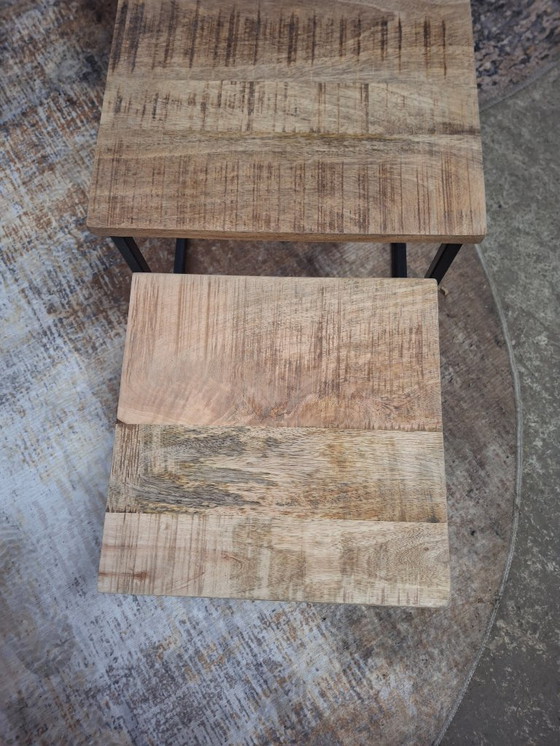 Image 1 of Ensemble de 4 tables basses en bois de manguier et métal, neuves