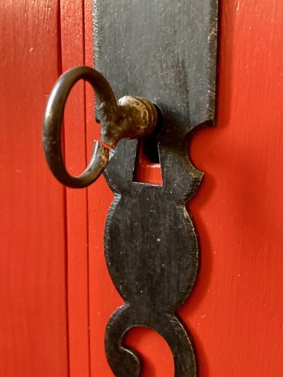 Image 1 of Kledingkast met glazen front, gemaakt van massief grenenhout.