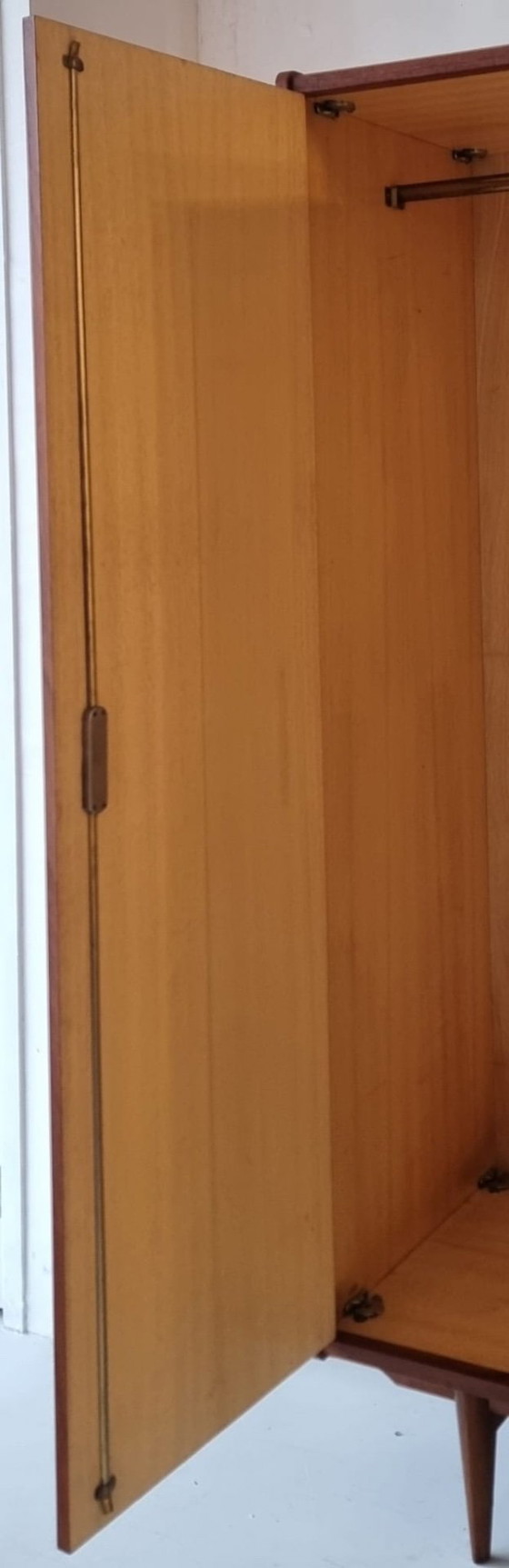 Image 1 of garde-robe du milieu du siècle