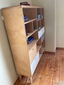 Bücherregal aus Sperrholz