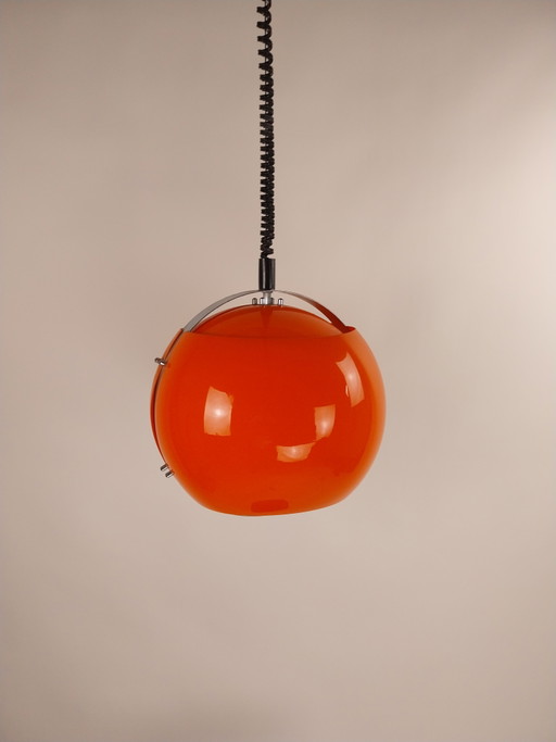 1 x 1970's oranje kunststof hanglamp door Harvey Guzzini voor Meblo. 35cm doorsnede