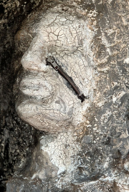 Sealed Silence - Bas-relief of Head made of Plaster and Crackle Paste – beeldhouwkunst, Other (photo 2 of 8)