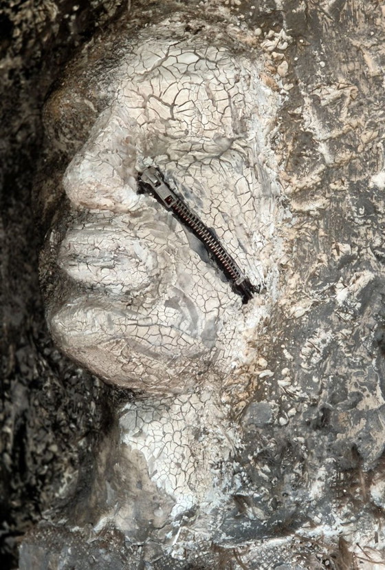 Sealed Silence - Bas-reliëf van Kop uit Gips en Crackle Paste – Beeldhouwkunst, Other (photo 2 of 8)