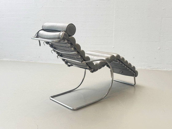 Image 1 of Elegante tumbona con tapicería y posición reclinable ajustable