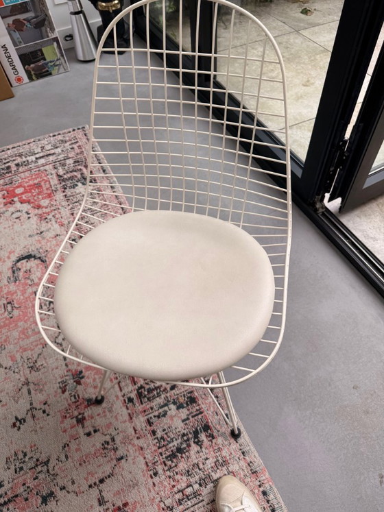 Knoll Tulip table Ø120 (Saarinen) + 4 Eames Wire Chairs, like new, Dining set, Metal, Aluminium, White (photo 3 of 9)