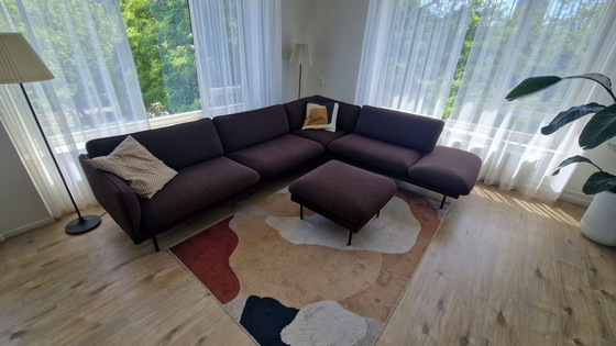 Image 1 of Divano angolare Sav&Okse marrone con pouf, modello Jonne
