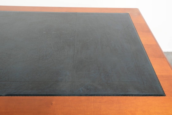 Image 1 of Groot klassiek houten bureau in Engelse stijl met 4 lades en een blauw lederen blad