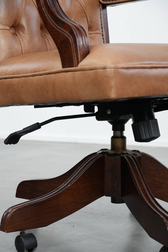 Image 1 of Rundleren en houten swiffel en tilt chesterfield bureaustoel in Engelse stijl op wieltjes