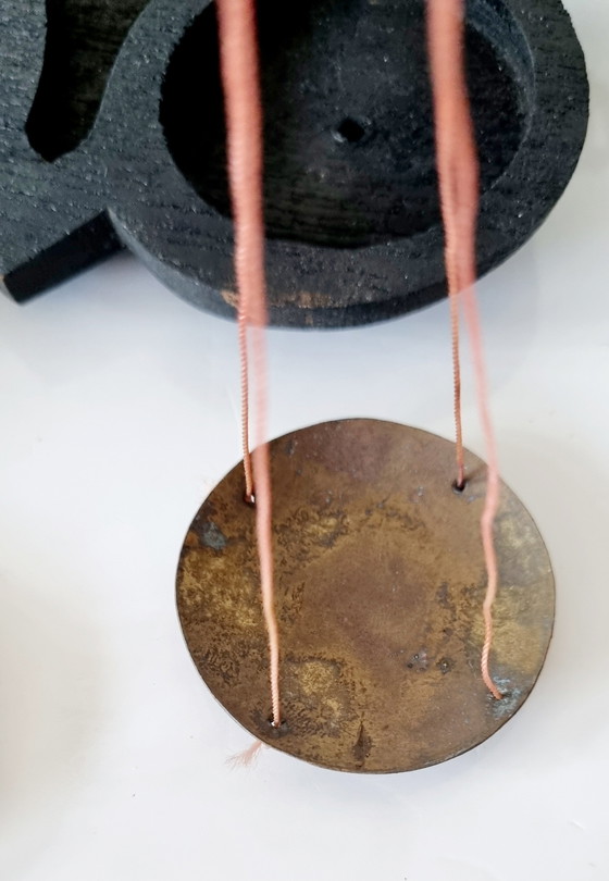 Image 1 of Antica bilancia in legno di teak intagliato.