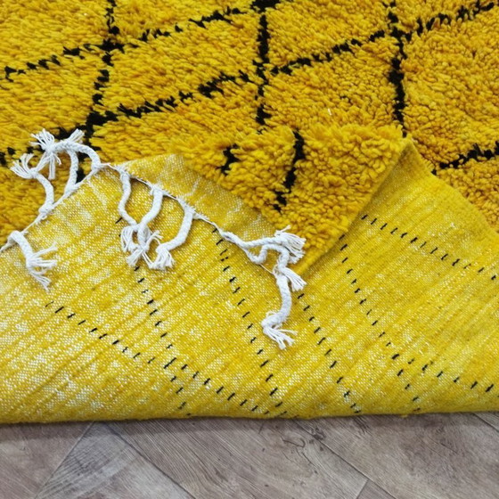 Image 1 of Alfombra bereber color amarillo mostaza – Alfombra marroquí hecha a mano con estampado de cuadros negros (286 × 200 cm)
