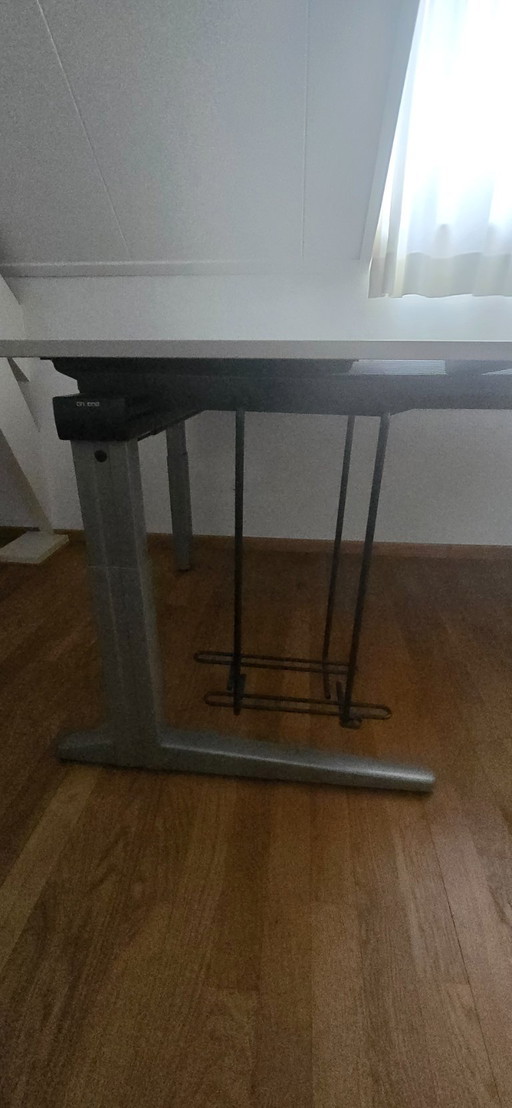 Een Ahrend Bureau – consoles, Metal